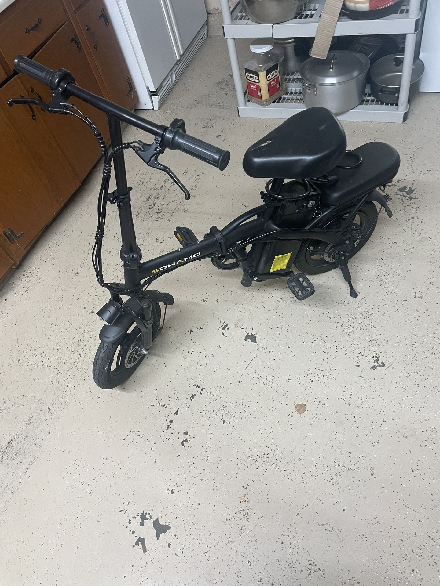 SOHMO Electric Folding Bike ā Reliable Ride + Extras!
