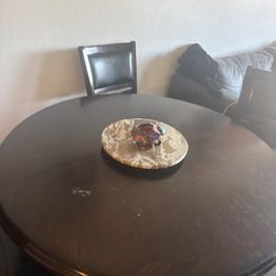 Round dining table