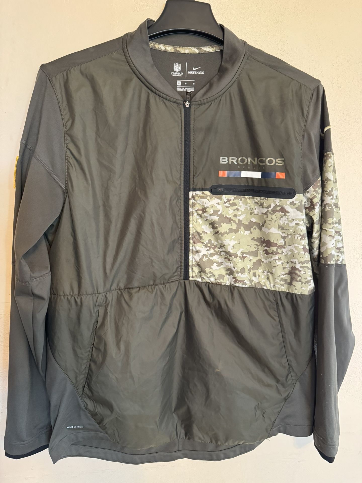 Nike Shield NFL Jacket Medium Denver Broncos Salute To Service Camo USA 1/2 Zip