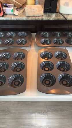 Wilton Mini Bundt Cake Pans – Set of 4