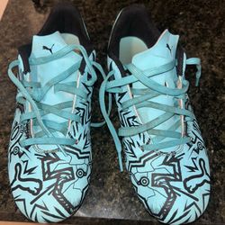 Boys Size 5 1/2 Soccer Cleats 30$ Puma 