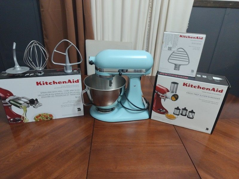 4.5 Q Kitchen Aid With 6 Attachment