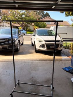 Portable clothing rack