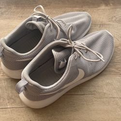 Mens Nike Shoes Size 9.5