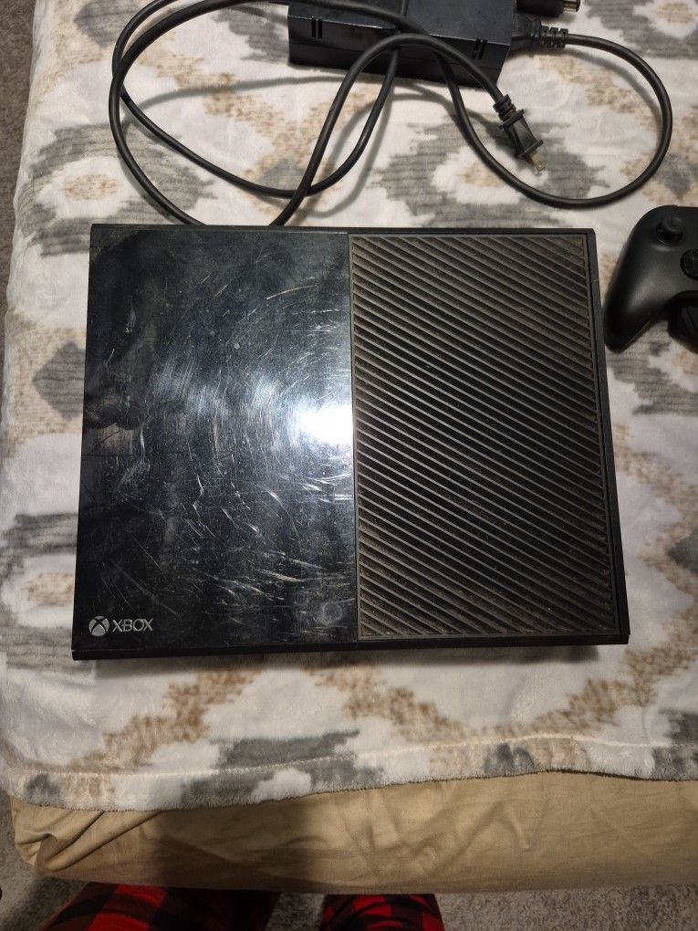 Xbox One With One Controller . No Battery Pack.