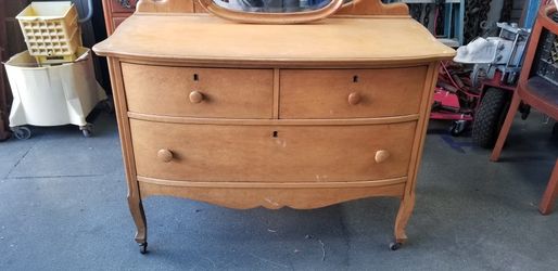 ANTIQUE MAPLE DRESSER 
