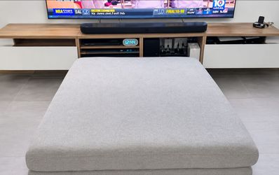 Large Off-White Square Ottoman – 43" / Otomana Cuadrada Blanco Hueso – 43"