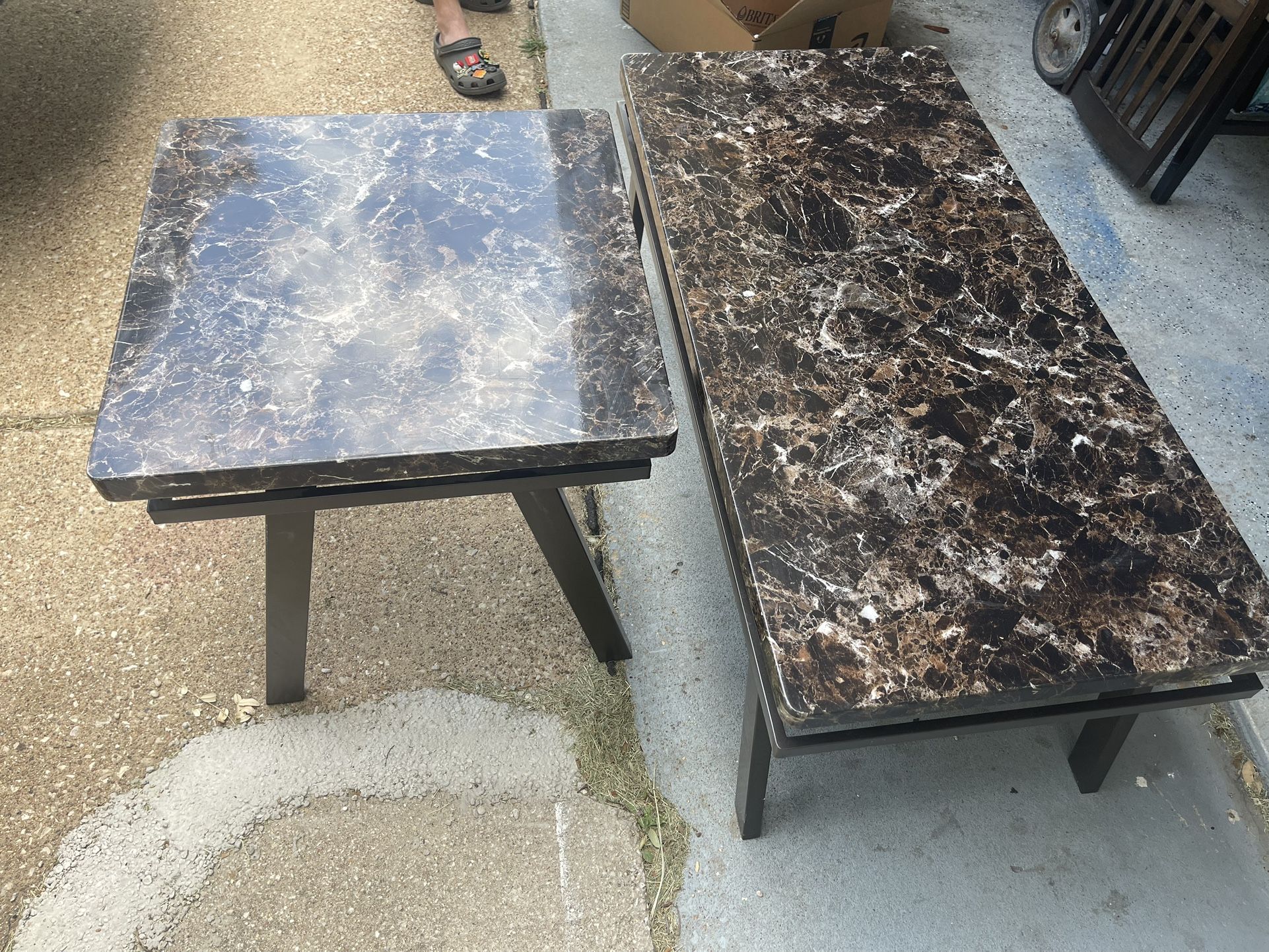 Beautiful Coffee Table & Side Table Set!