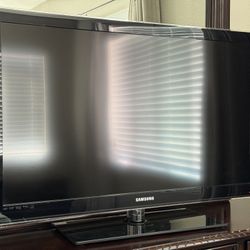 40-inch Samsung TV 📺  
