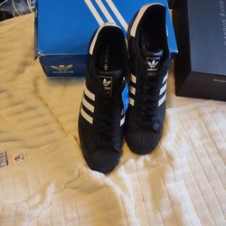 New In The Box Black And White Adidas      Size 20