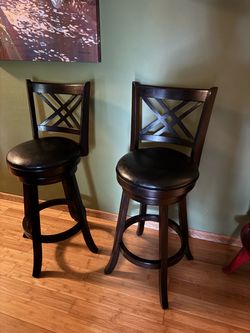 Swivel bar stool seat 2 like new no damage