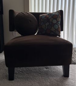 Modern Brown Accent Chair with Pillows – Excellent Condition