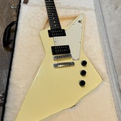 GIBSON EXPLORER w/Case 2010 Mint Condition 