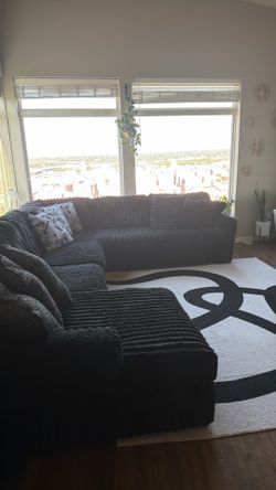 Like new - Big Comfortable Sectional