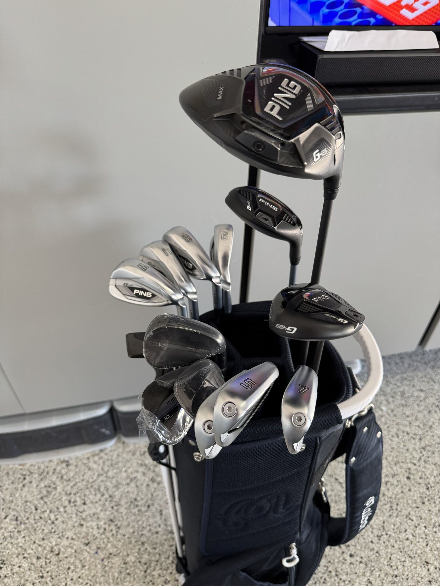 Like new Ping g425 black dot full set with new titleist wedges and Cleveland putter