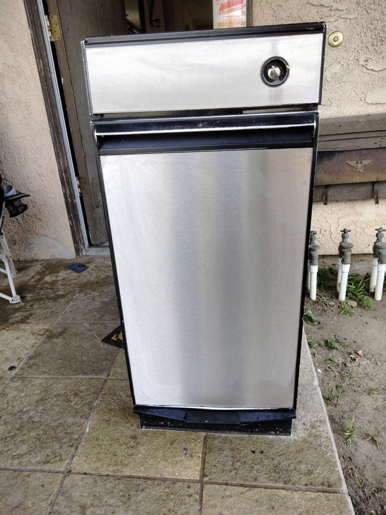 Trash Compacter / Compactador De Basura