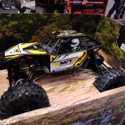 Axial Capra 1/18 scale 4x4 front and rear steering. New
