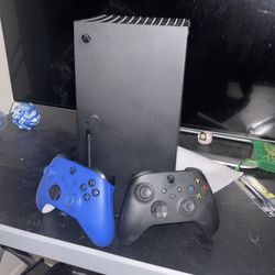 Xbox Series X + 2 Controllers
