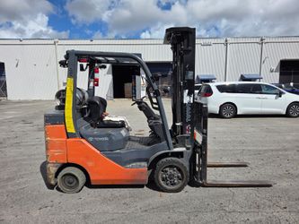 2021 Toyota forklift 6000 lbs 3 stage side shift ONLY 3800 key hours 1600 drive hours 800 lift hours