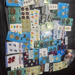 Buttons, Rhinestones, iron on patches. All included see pictures, please.