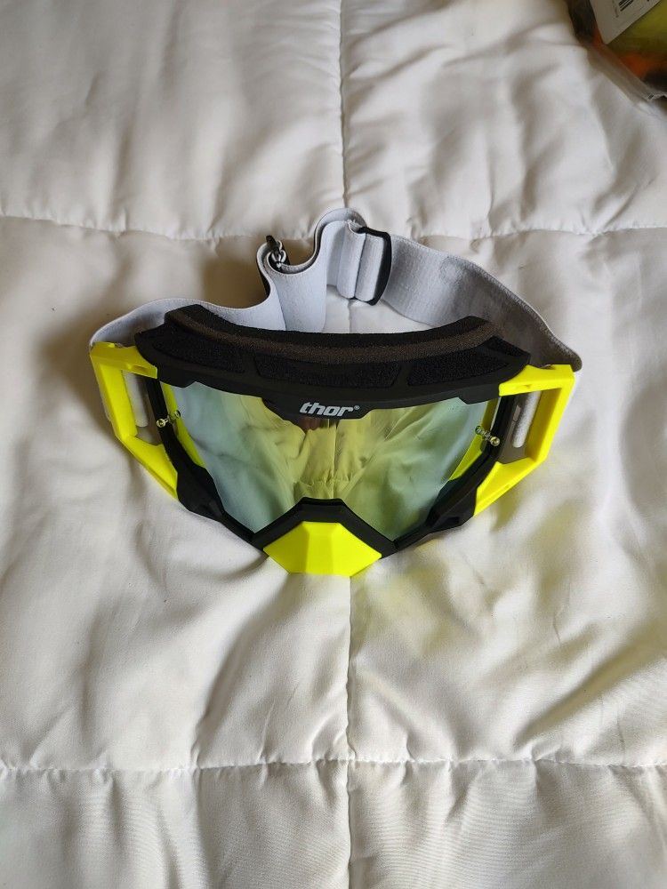 THOR MOTORCYCLE/BIKE GOGGLES. UV PROTECTION. ADJUSTABLE STRAP. NEW. PICKUP ONLY.