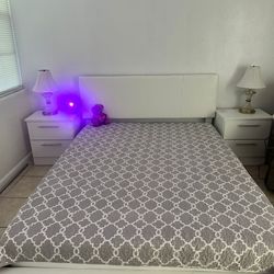 Bed Queen Size And Two Nightstand 