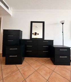Dresser whit mirror , chest and 2 nightstands - Cómoda con espejo , gavetero y 2 mesitas de noche