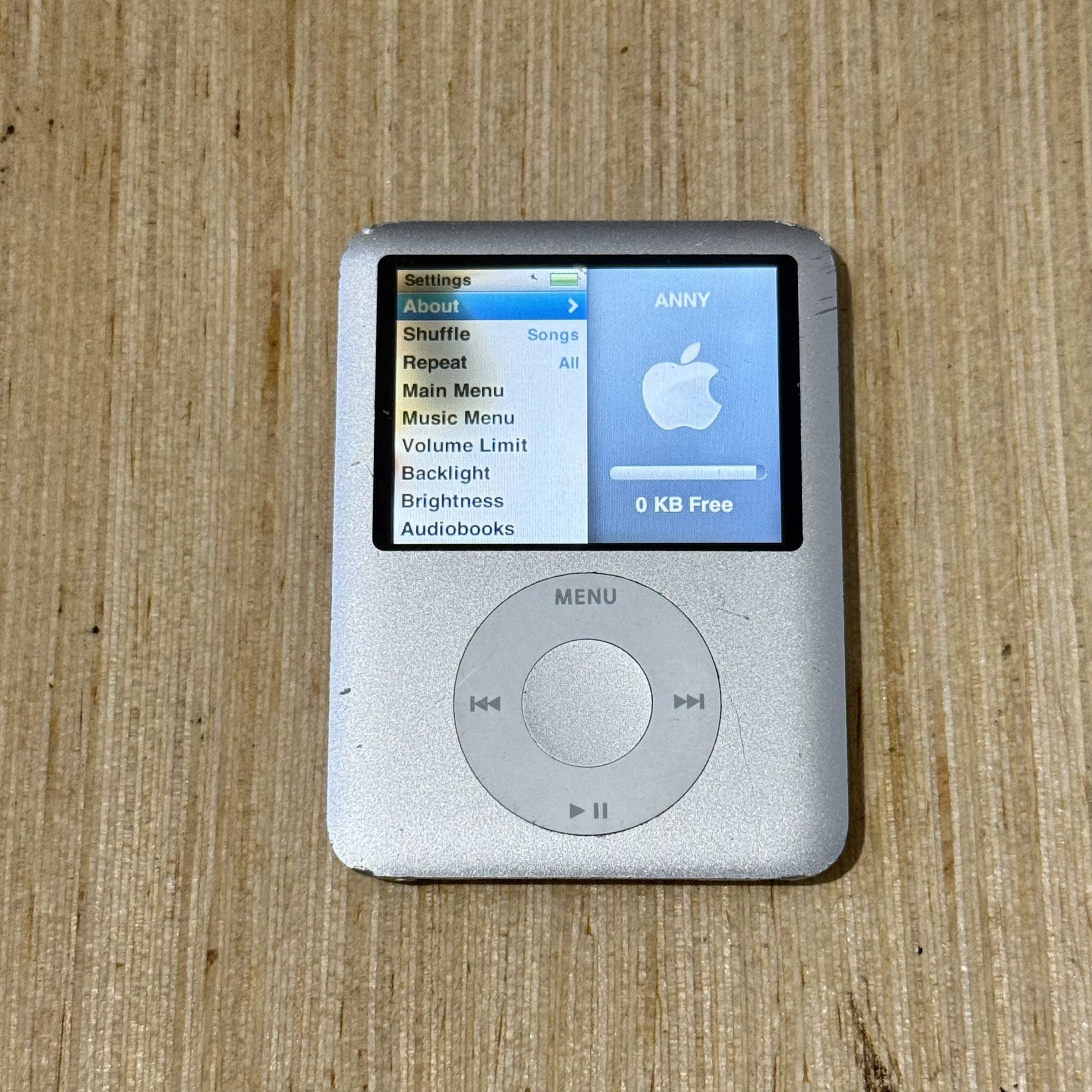 iPod Nano 3rd Gen 4GB Black Model: A1236 Tested Working w/600 Songs Read Info!