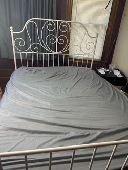 King size bed for sale !!! Mattress is free *** move out sale