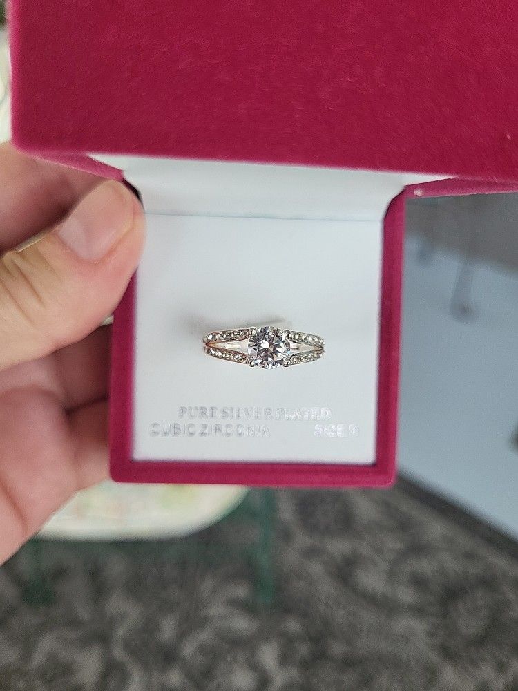 Solitaire Set In 4 Prongs With diamond Chips On Each Side, Size 9