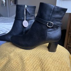 Women’s Size 7.5 Zip Up Bootie