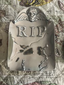 Skull Wings RIP Metal Tombstone Graveyard Plate
