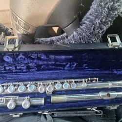 Vintage Flute GEMEINHARDT ELKHART IND M2 USED HAS A VERY SMALL DENT HARD TO SEE  COMES WITH CASE $100