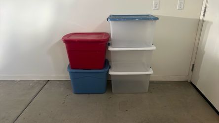 Five storage bins clean with lids