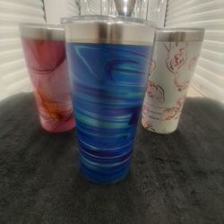 NEW, INSULATED METAL "TERVIS" TUMBLER, 20 OZ WITH A PLASTIC LID YOU CAN DRINK THROUGH WITHOUT REMOVING, PRICED 35% OF RETAIL!!!