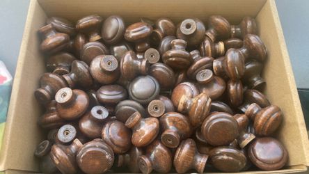Box of 120 wooden knobs
