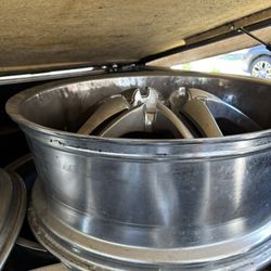 26” Universal Chrome Rims taken off Expedition