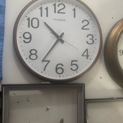 2 Wall Clocks 