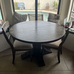 Table W 4 Chairs 