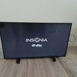 Used Insignia 35" × 20" TV with Insignia Remote w/ crack on corner