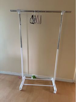 Adjustable portable hanging rack