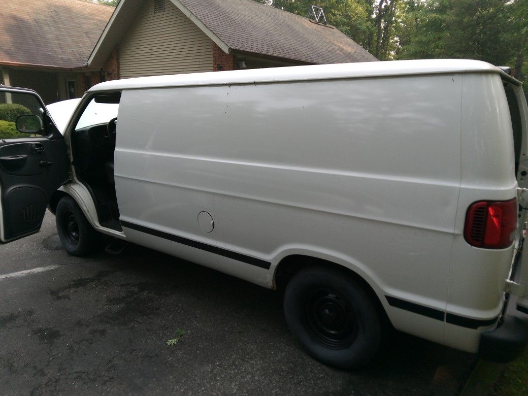 Dodge Van 1500  It 01