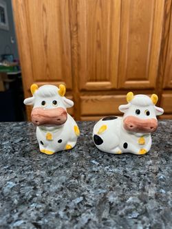 Vintage Ceramic Cow Salt and Pepper Shakers really cute salt and pepper shakers.  Size 3 1/4 inches tall.  Preowned never used.