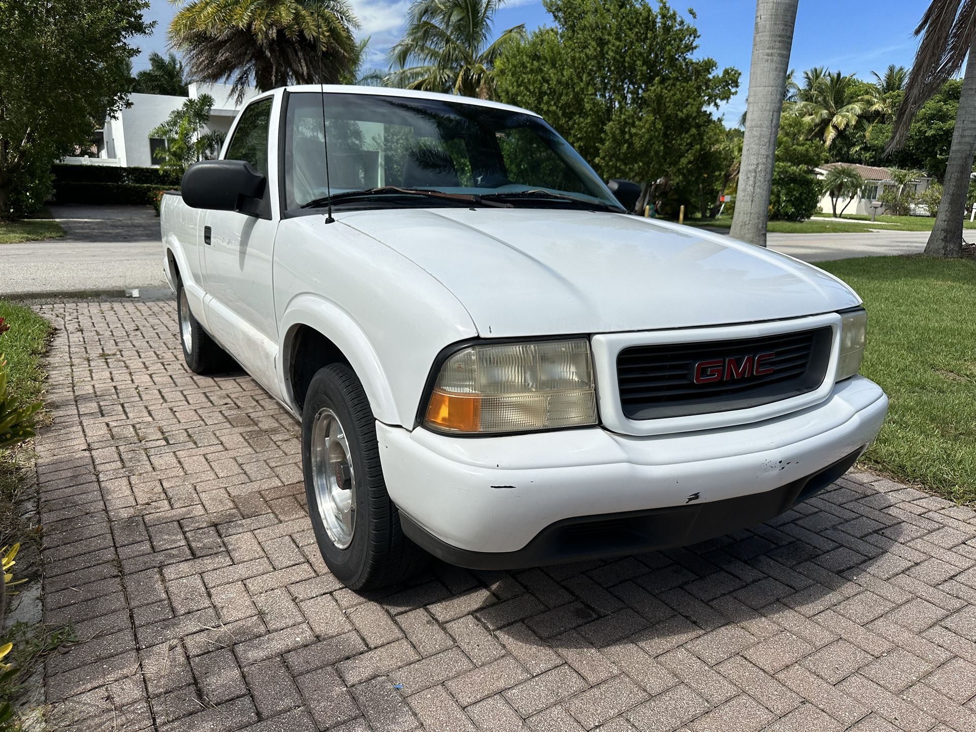 Introducing queso. This is my 2000 gmc Sonoma mini truck. Since I