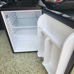 Magic Chef Mini Refrigerator 