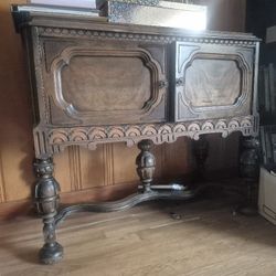 Beautiful antique Jacobean style Renaissance oak credenza buffet
Unique detail to the wood carving throughout the buffet. Room for storage
Believe fro