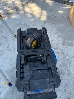 DeWalt green Cross Line Laser Level with Case and adjustable tripod