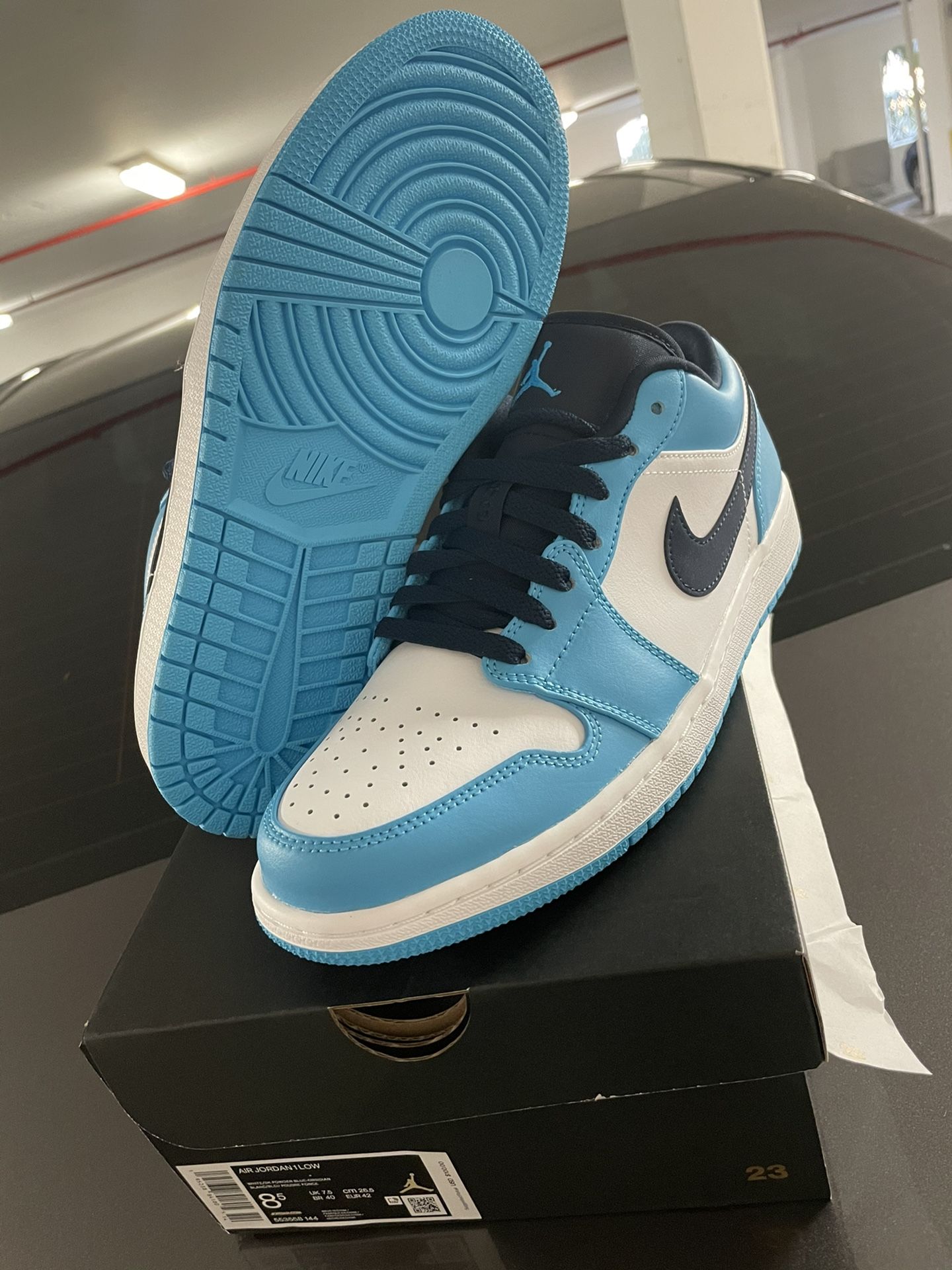 Jordan 1low unc size 8.5 $140