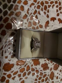 Bridal set never been use. Still with original tags