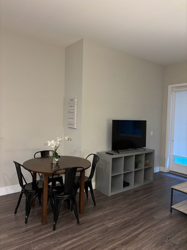 Dining Table W/4 Chairs